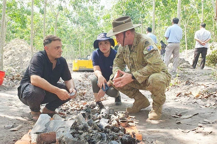 Đại úy chuyên nghiệp Duncan Reid, Trợ lý Tùy viên Quốc phòng, Đại sứ quán Australia tại Việt Nam (bên phải) và Luke Johnston tại hiện trường tìm kiếm hài cốt liệt sĩ ở xã Bình Mỹ, huyện Bắc Tân Uyên, tỉnh Bình Dương. (Ảnh: NGUYỄN XUÂN THẮNG)