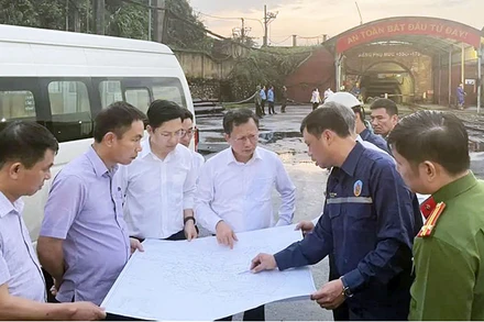 Lãnh đạo tỉnh Quảng Ninh chỉ đạo công tác cứu hộ tại hầm lò Công ty Than Quang Hanh, thành phố Cẩm Phả. (Ảnh: TIẾN THẮNG)
