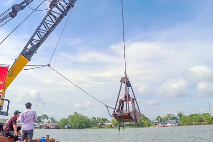 Khai thác mỏ cát trên sông Hậu (thuộc thị trấn Trà Ôn, huyện Trà ôn, tỉnh Vĩnh Long).