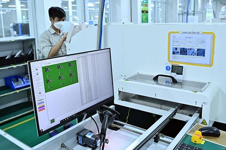 Sản xuất bảng mạch điện tử bóng đèn LED tại Công ty cổ phần Bóng đèn phích nước Rạng Đông. (Ảnh: DUY LINH)