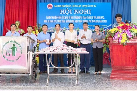 Trong xây dựng nông thôn mới, các xã của huyện Phù Cừ, tỉnh Hưng Yên luôn coi trọng công tác tuyên truyền bảo vệ môi trường. (Ảnh: HẢI LONG)