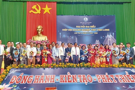 Lãnh đạo tỉnh Vĩnh Long tặng hoa chúc mừng Ban Chấp hành Hiệp hội Doanh nghiệp tỉnh nhiệm kỳ mới.