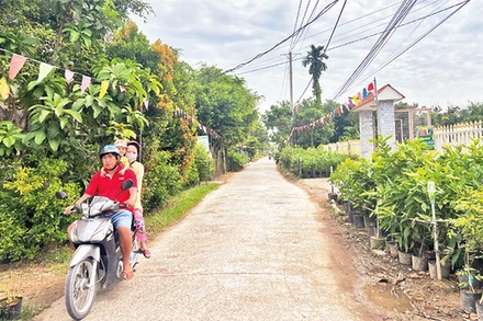Con đường từ ấp Hòa Khánh sang ấp Vĩnh Nam rất an toàn khi thực hiện mô hình “Xóm đạo bình yên”.