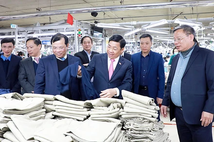 Bí thư Tỉnh ủy Dương Văn Thái (thứ ba từ phải sang) cùng đoàn công tác thăm dây chuyền sản xuất của Công ty CP May xuất khẩu Hà Phong. (Ảnh: DƯƠNG THỦY)