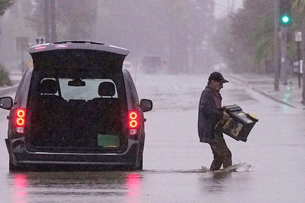 Bão gây ngập lụt ở bang California, Mỹ.