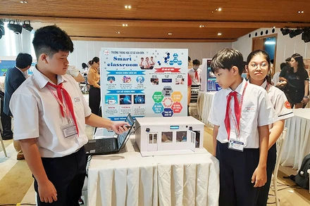 Học sinh Thành phố Hồ Chí Minh tham gia Cuộc thi DigiTrans Edtech 2022 với chủ đề “Ứng dụng chuyển đổi số trong lĩnh vực giáo dục”.
