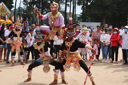 Múa chằn tại khuôn viên danh thắng ao Bà Om, Phường 8, thành phố Trà Vinh, tỉnh Trà Vinh thu hút đông đảo người xem. (Ảnh: MINH KHỞI)
