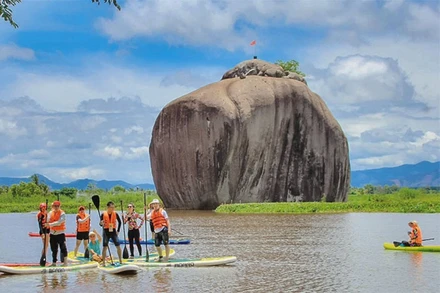 Du khách trải nghiệm du lịch sinh thái tại huyện Định Quán.