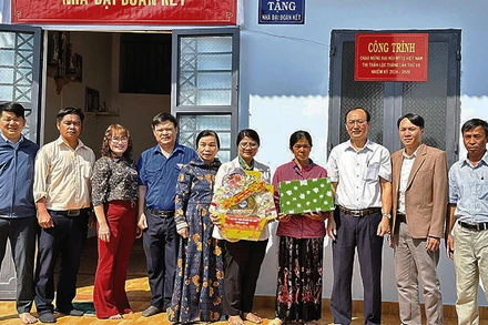 Bàn giao nhà Đại đoàn kết tặng hộ nghèo tại huyện Bảo Lâm.