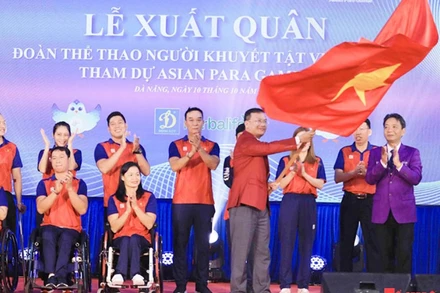 Lãnh đạo và đại diện các đội tuyển Đoàn thể thao người khuyết tật Việt Nam nhận cờ tại lễ xuất quân dự ASIAN Para Games 4. (Ảnh: Đức Hoàng)