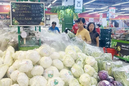 Giá cả hàng hóa sáu tháng đầu năm cơ bản ổn định. Trong ảnh: Người dân mua hàng tại siêu thị. (Ảnh: TUỆ NGHI)