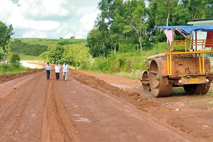 Nhân dân hiến đất làm tuyến đường liên xã huyện Phú Riềng.