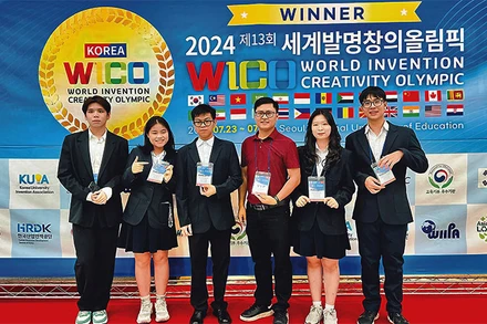 Thầy giáo Trần Minh Đức và nhóm học sinh đoạt Huy chương vàng tại cuộc thi Olympic Phát minh sáng chế thế giới (WICO) lần thứ 13 tổ chức tại Hàn Quốc.