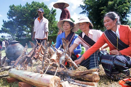 Đồng bào dân tộc thiểu số chế biến các món ăn truyền thống phục vụ du khách.