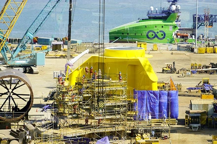 Công nhân và kỹ sư Công ty cổ phần Dịch vụ kỹ thuật dầu khí hoàn thiện chân đế điện gió ngoài khơi theo hợp đồng với đối tác nước ngoài.