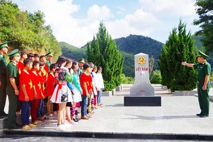 Gắn kết chặt chẽ yêu cầu bảo vệ nền tảng tư tưởng của Đảng, đấu tranh phản bác các quan điểm sai trái, thù địch với hoạt động đào tạo, bồi dưỡng, giáo dục cán bộ, đảng viên, học viên, sinh viên về lòng yêu nước. 