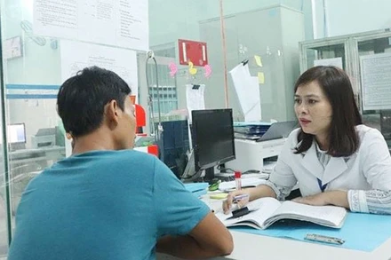 Tư vấn điều trị cho người nhiễm HIV/AIDS trên địa bàn tỉnh Khánh Hòa. (Ảnh: TRUNG TÂM KIỂM SOÁT BỆNH TẬT TỈNH KHÁNH HÒA)