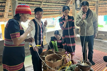 Anh Son Phet (thứ hai từ trái qua) cùng người thân thăm Tết, giao lưu cùng người quen ở xã Đắc Tôi, huyện Nam Giang.