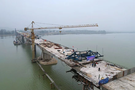 Nhà thầu bố trí nhân lực thi công xuyên Tết trên công trình cầu Hưng Đức.