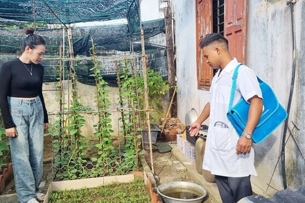 Y sĩ Bo Bo Ngọc Tùng hướng dẫn người dân xã đảo bảo vệ môi trường, phòng tránh bệnh sốt xuất huyết.