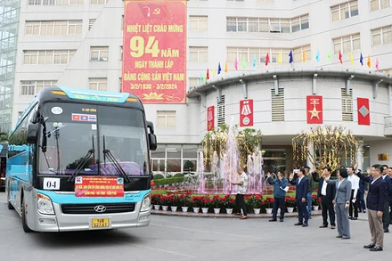 Lãnh đạo Công ty Than Thống Nhất tiễn công nhân lao động về quê đón Tết.