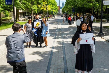 Sinh viên chụp ảnh tại Đại học Toronto, Canada. (Ảnh: REUTERS)