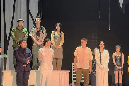 Ê-kíp vở kịch “Hồn Trương Ba, da hàng thịt” giao lưu với khán giả. (Ảnh: N.ĐINH)