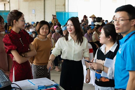 Lãnh đạo Công đoàn Công ty TNHH Giày ADORA Việt Nam xuống từng phân xưởng thảo luận cùng đoàn viên công đoàn về nội dung thương lượng thỏa ước lao động tập thể.