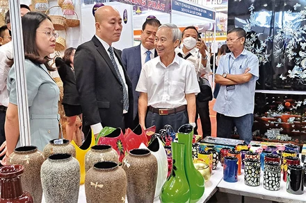 Sản phẩm thủ công mỹ nghệ sản xuất tại Bình Dương trưng bày tại Hội nghị kết nối cung-cầu hàng hóa và Hội chợ Công thương vùng Đông Nam Bộ-Bình Dương năm 2023.