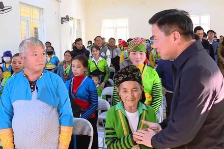 Bí thư Tỉnh ủy Thanh Hóa Đỗ Trọng Hưng thăm hỏi đồng bào dân tộc H’Mông ở xã Pù Nhi, huyện Mường Lát, tỉnh Thanh Hóa. (Ảnh: MAI LUẬN)