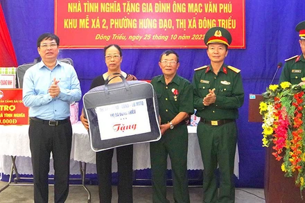 Đại diện Ban Chỉ huy quân sự thị xã Đông Triều phối hợp địa phương khánh thành, bàn giao “Nhà tình nghĩa” tặng hộ nghèo trên địa bàn.