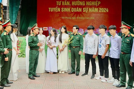 Ban Tuyển sinh quân sự Bộ Quốc phòng kiểm tra công tác sơ tuyển và tuyên truyền hướng nghiệp tuyển sinh quân sự năm 2024 tại huyện Yên Phong, tỉnh Bắc Ninh. (Ảnh: THÀNH TÂM)