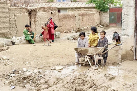 Lũ quét tàn phá ngôi làng ở tỉnh Baghlan của Afghanistan. (Ảnh: REUTERS)