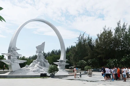 Các đoàn dâng hương trước tượng đài “Những người nằm lại phía chân trời”.