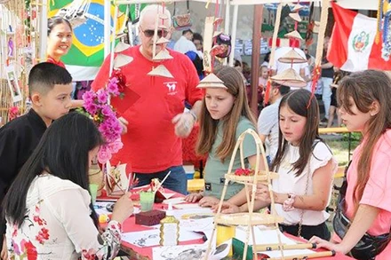 Gian trưng bày Việt Nam ở Lễ hội các dân tộc tại Italia. (Ảnh: TTXVN)