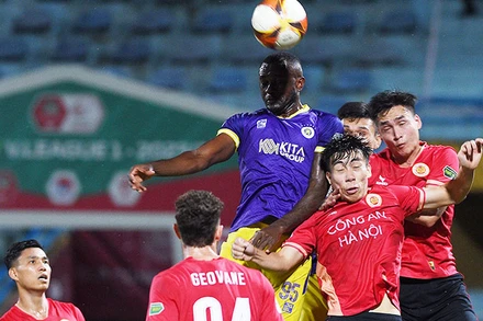 Pha tranh bóng giữa cầu thủ hai đội Hà Nội FC và Công an Hà Nội. (Ảnh: TRẦN HẢI)