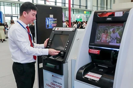 Máy ATM công nghệ mới cho phép giao dịch rút tiền bằng CCCD gắn chíp.