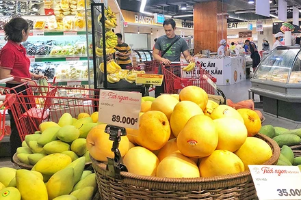 Người tiêu dùng lựa chọn các mặt hàng tại Siêu thị Lotte Mart Ba Đình, Hà Nội. (Ảnh: TUỆ NGHI)