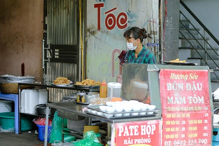 Thức ăn đường phố luôn tiềm ẩn các bệnh truyền nhiễm nếu không được bảo quản, chế biến theo quy định. (Ảnh: HUY HOÀNG)