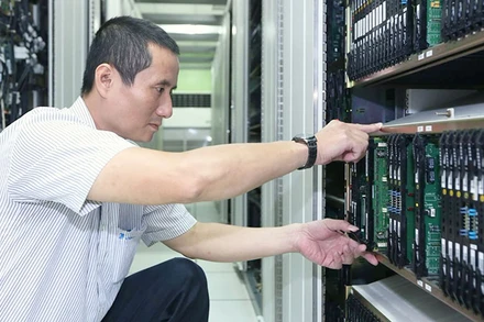 Kỹ sư của VNPT kiểm tra, vận hành hệ thống hạ tầng kỹ thuật.