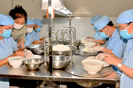 Nhân viên phòng tinh chế Cơ sở yến sào Du Long (thành phố Rạch Giá) chế biến sản phẩm.