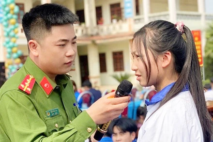Công an tỉnh Lai Châu tuyên truyền các biện pháp phòng chống tội phạm mua bán người trong học sinh, sinh viên. (Ảnh: HOÀNG PHONG)