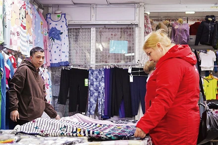 Quân bán hàng trong chợ.