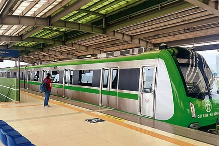 Tàu đường sắt đô thị Cát Linh-Hà Đông đón khách tại ga Văn Khê. (Ảnh: MINH HÀ)