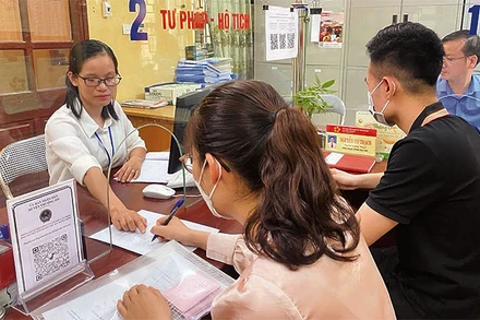 Công chức Nguyễn Thị Nguyên hướng dẫn công dân giải quyết các thủ tục hành chính.