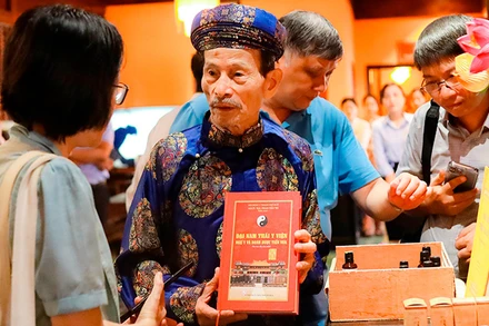 Nhà giáo Ưu tú, lương y Phan Tấn Tô giới thiệu đến du khách các tài liệu về bài thuốc Thái Y viện triều Nguyễn.