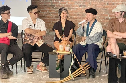 Nhóm nghệ sĩ trẻ trao đổi về dự án "Lên Ngàn".