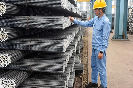 Kiểm tra chất lượng thép xây dựng trước khi xuất xưởng. (Ảnh: THỤY NHIÊN)