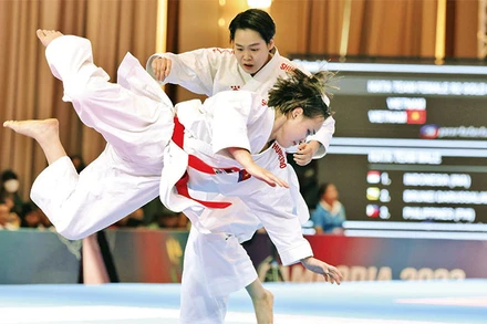 Các võ sĩ Việt Nam giành HCV nội dung kata đồng đội nữ tại SEA Games 32. Ảnh: MINH QUYẾT