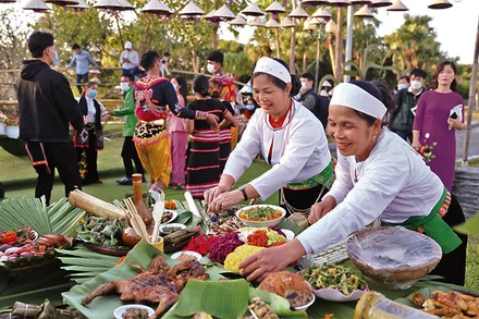 Đồng bào Mường giới thiệu các món ẩm thực độc đáo của mình.